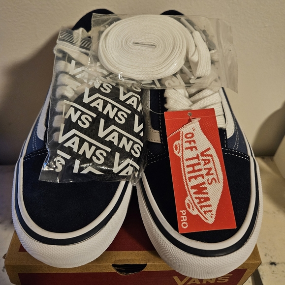Vans - Picture 2 of 8